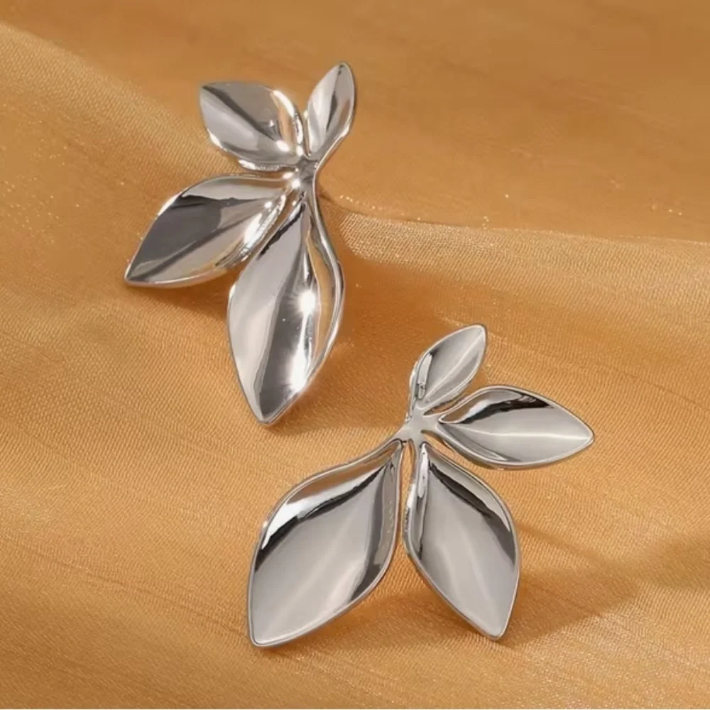 Elegant Silver Leaf Earrings - Picture 1 of 4